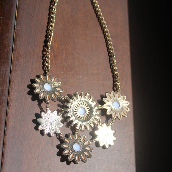 Flower Statement Necklace Peach and Pearl - Picture 4 of 5